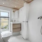 Дом отдыха With Shower And Fireplace Vejby