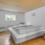 With Shower And Fireplace Дом отдыха