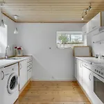 Дом отдыха With Shower And Fireplace Vejby
