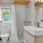 Дом отдыха With Shower And Fireplace